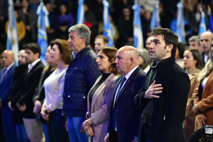  Participaron del acto el vicegobernador Gustavo Menna; el intendente Gustavo Sastre; el viceintendente Martín Ebene; los jefes comunales de Comodoro Rivadavia, Othar Macharashvili, y de Puerto Pirámides, Jorge Perversi; las diputadas nacionales Ana Clara Romero y Eugenia Alianiello; entre otros funcionarios.