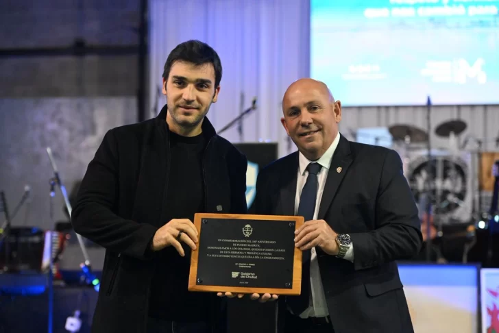  Ignacio Torres y el intendente Gustavo Sastre en el 160° aniversario de Puerto Madryn.