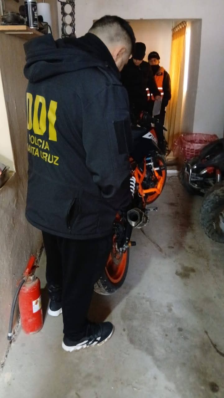  Un agente junto a la moto secuestrada. (FOTO: POLICÍA SANTA CRUZ)