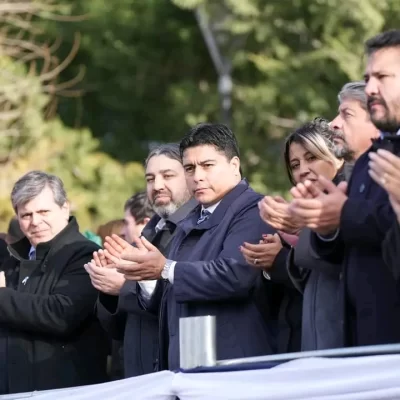 Con anuncio de obras, Claudio Vidal encabezó el acto por el aniversario de Pico Truncado: “El trabajo es el motor del desarrollo”