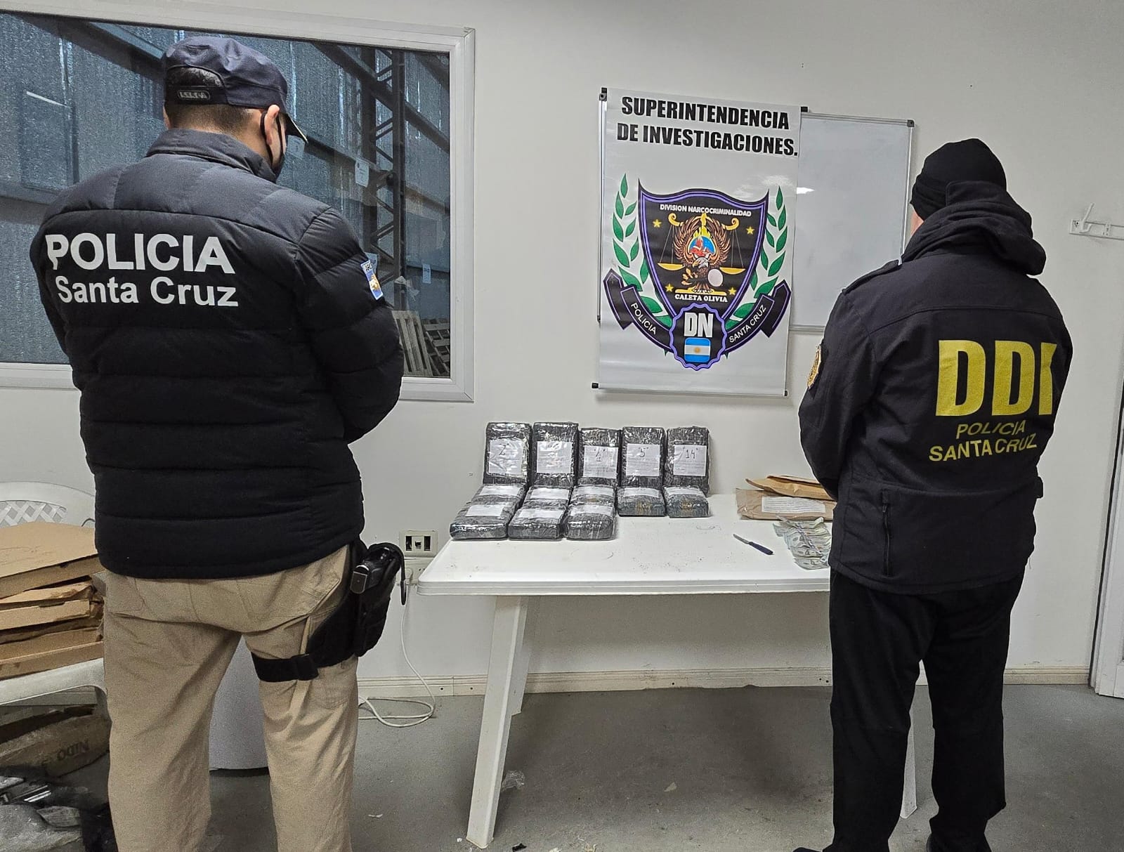  Efectivos policiales junto a la droga. (FOTO: POLICÍA SANTA CRUZ)