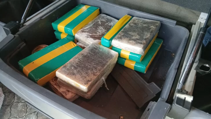  El lugar donde estaban escondidos los paquetes. (FOTO: POLICÍA SANTA CRUZ)