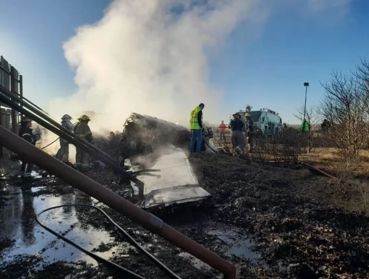  El operativo de emergencia desplegado en el lugar de la tragedia, que no pudo salvar a ninguno de los cuatro tripulantes.