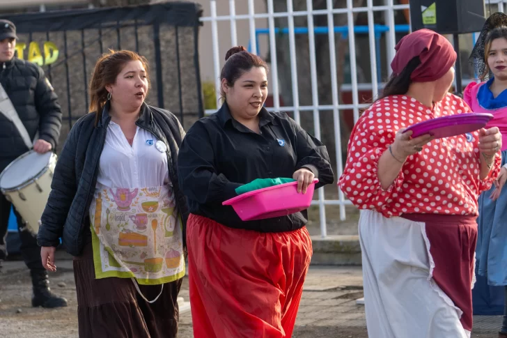  La comunidad educativa participó activamente del acto patrio. Foto: Leandro Franco/La Opinión Austral