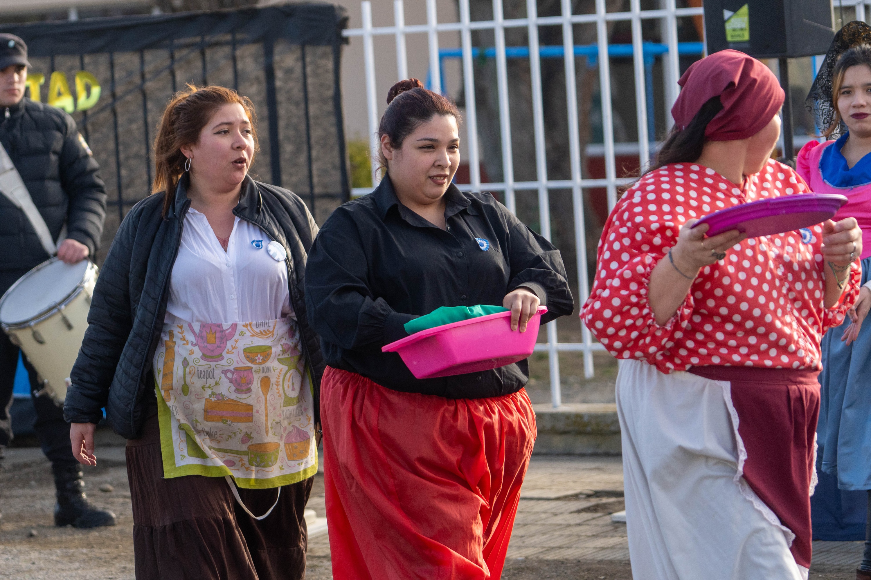  La comunidad educativa participó activamente del acto patrio. Foto: Leandro Franco/La Opinión Austral