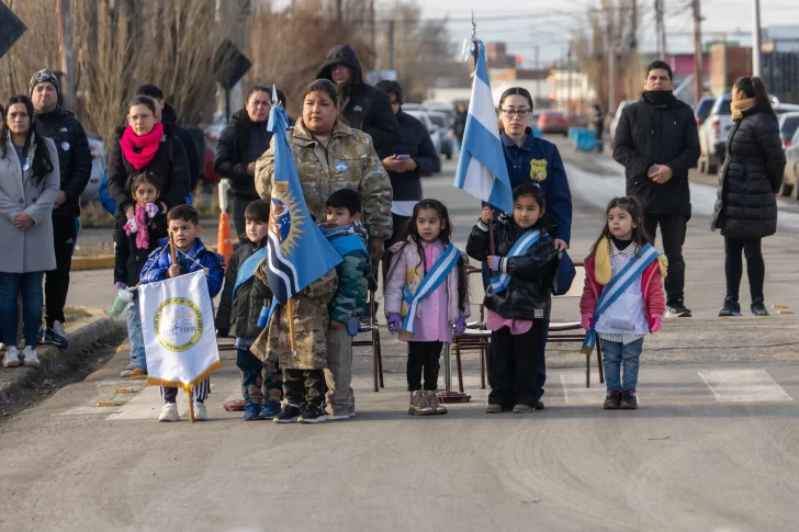  Las banderas de ceremonia en el acto del Día de la Independencia. Foto: Leandro Franco/La Opinión Austral