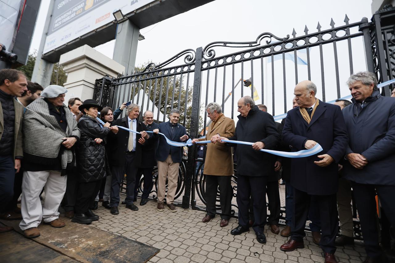  El presidente de la Sociedad Rural Argentina (SRA), Nicolás Pino, encabezó la ceremonia junto al jefe de Gabinete, Guillermo Francos; el jefe de Gobierno porteño, Jorge Macri; el secretario de Agricultura, Sergio Iraeta; y autoridades del sector público y privado.