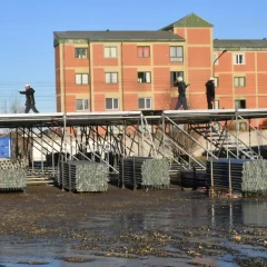 Comenzó el armado del escenario para la 4° Fiesta del Frío en Río Gallegos