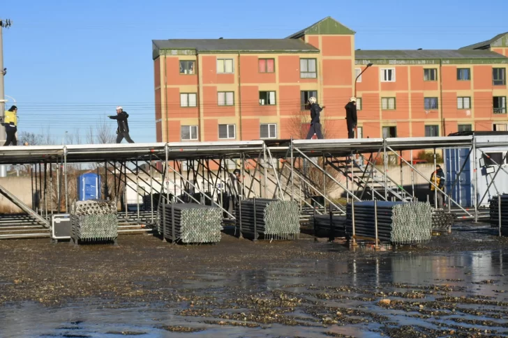 Comenzó el armado del escenario para la 4° Fiesta del Frío en Río Gallegos