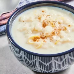 Arroz con leche: la receta tradicional de las abuelas con un truco para que quede cremoso y dulce