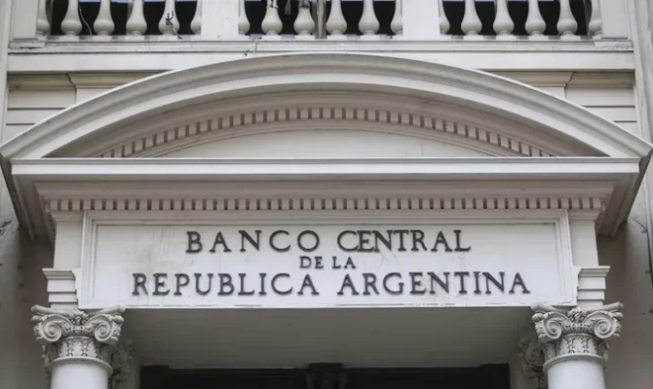 Intervención récord del BCRA: el dólar oficial llegó a $1515 y el riesgo país subió a 1516 puntos