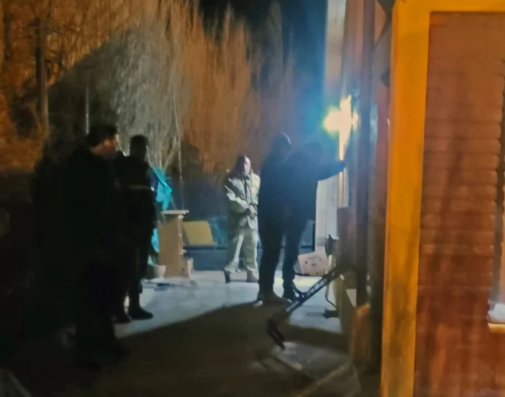  El principal sospechoso contra la pared. (FOTO: LA OPINIÓN AUSTRAL)