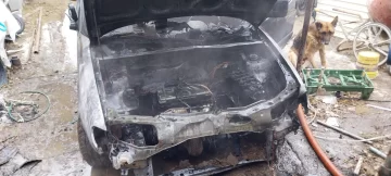 Quiso descongelar el motor de su vehículo con un mechero industrial y lo terminó incendiando Quiso descongelar el motor de su vehículo con un mechero industrial y lo terminó incendiando