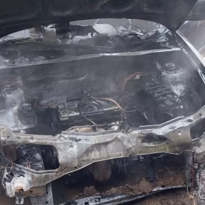 Quiso descongelar el motor de su vehículo con un mechero industrial y lo terminó incendiando