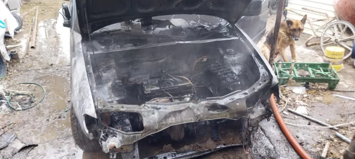 Quiso descongelar el motor de su vehículo con un mechero industrial y lo terminó incendiando