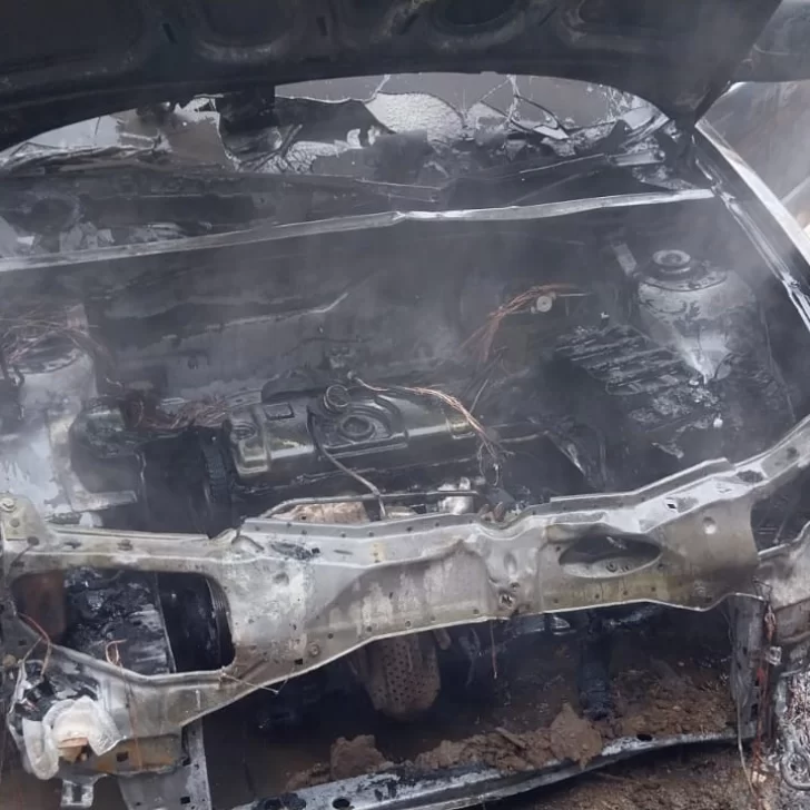 Quiso descongelar el motor de su vehículo con un mechero industrial y lo terminó incendiando