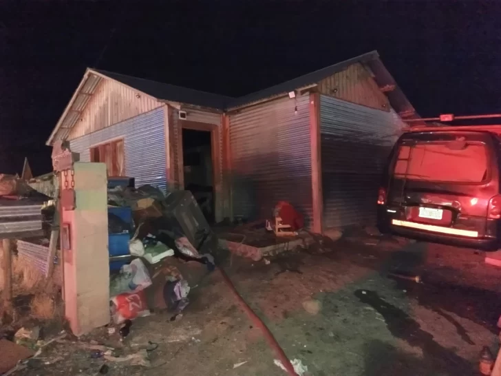 Un hombre está internado en terapia intensiva tras provocar un incendio en su casa