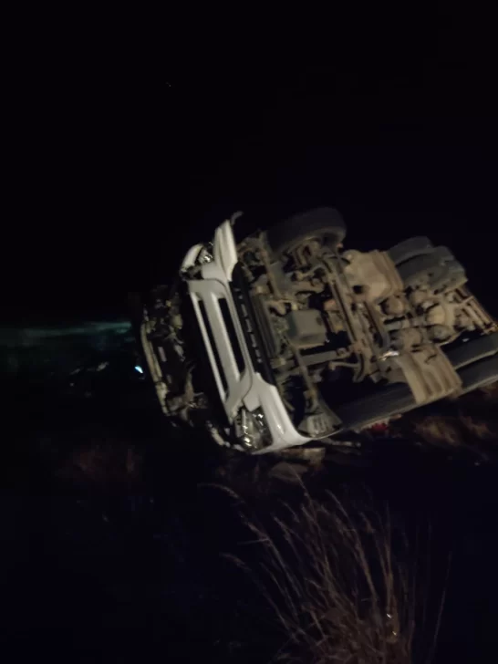  El estado en el que quedó el camión. (FOTO: LA OPINIÓN AUSTRAL)