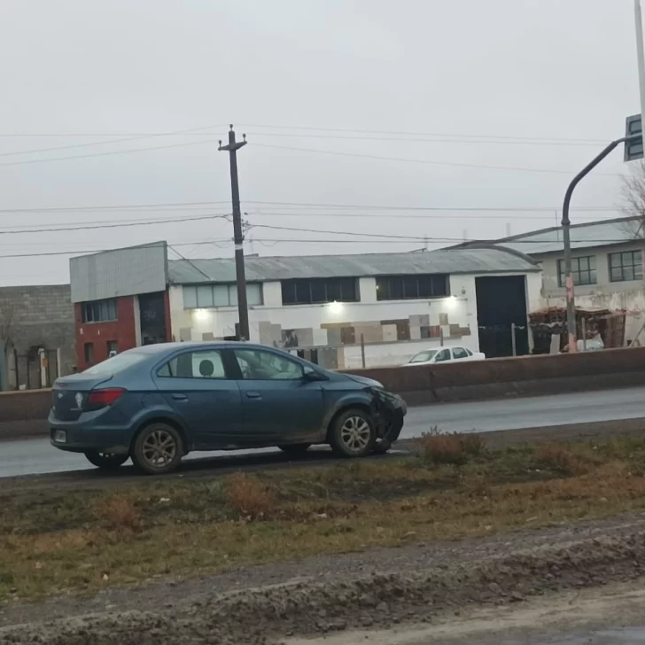 Accidente en la Autovía 17 de Octubre: una mujer perdió el control de su auto y chocó contra la barrera central