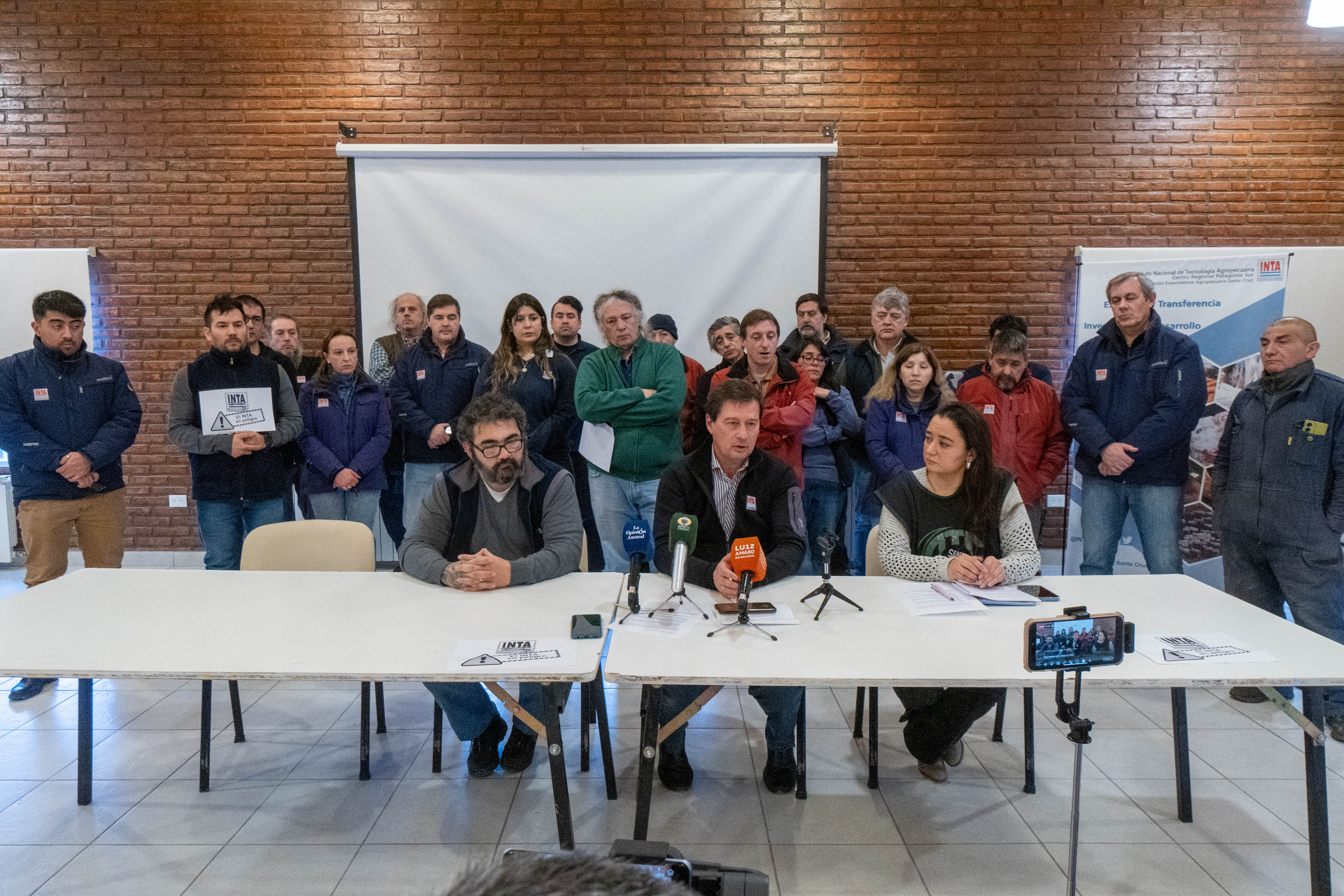  Leandro Climenti, el Director de la EEA Santa Cruz Fabio Moscovich y Romina Lasagno. FOTO: LEANDRO FRANCO/LA OPINIÓN AUSTRAL.