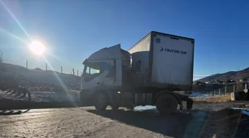 Un camión quedó atravesado por el hielo y generó alarma en el tránsito Un camión quedó atravesado por el hielo y generó alarma en el tránsito