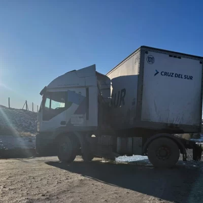 Un camión quedó atravesado por el hielo y generó alarma en el tránsito