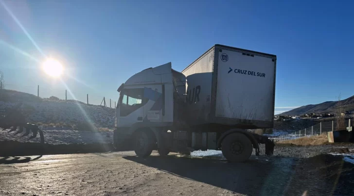 Un camión quedó atravesado por el hielo y generó alarma en el tránsito
