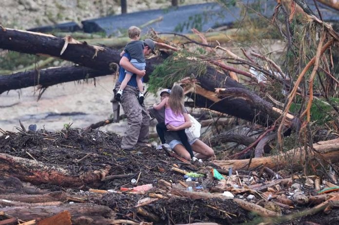 Inundaciones en Texas: al menos 32 muertos y una veintena de niñas desaparecidas