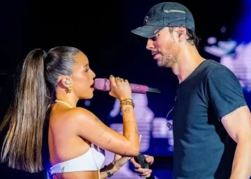 Enrique Iglesias intentó besar a Emilia Mernes en pleno concierto y las redes estallaron