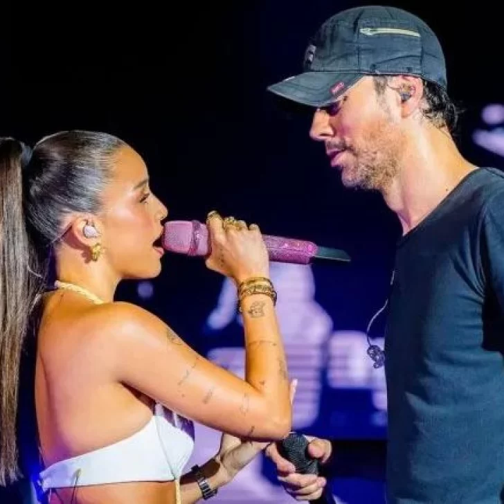Enrique Iglesias intentó besar a Emilia Mernes en pleno concierto y las redes estallaron