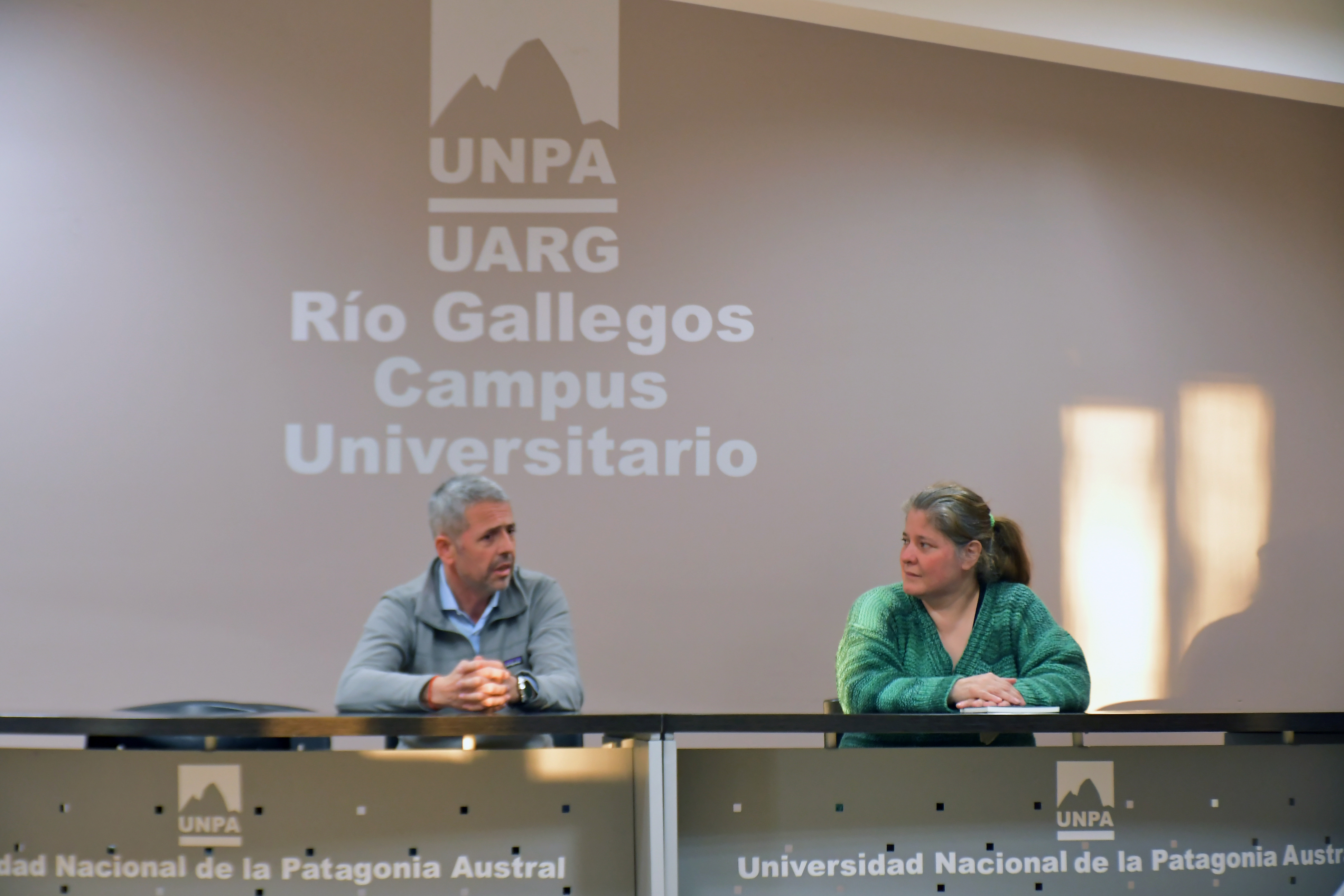  Ernesto fasola junto a la decana de UARG Karina Franciscovic. FOTO: JOSÉ SILVA / LA OPINIÓN AUSTRAL