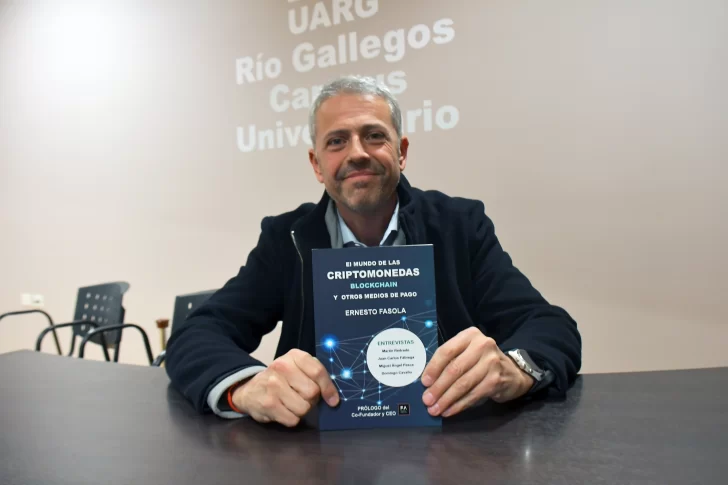 Ernesto Fasola presentó su libro sobre criptomonedas en la UNPA Río Gallegos