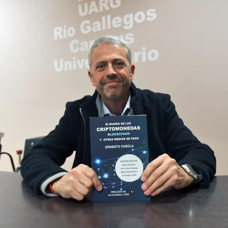 Ernesto Fasola presentó su libro sobre criptomonedas en la UNPA Río Gallegos