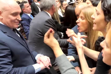 Escándalo en Diputados: funcionarios kirchneristas increparon a Espert y la sesión terminó entre insultos y empujones Escándalo en Diputados: funcionarios kirchneristas increparon a Espert y la sesión terminó entre insultos y empujones