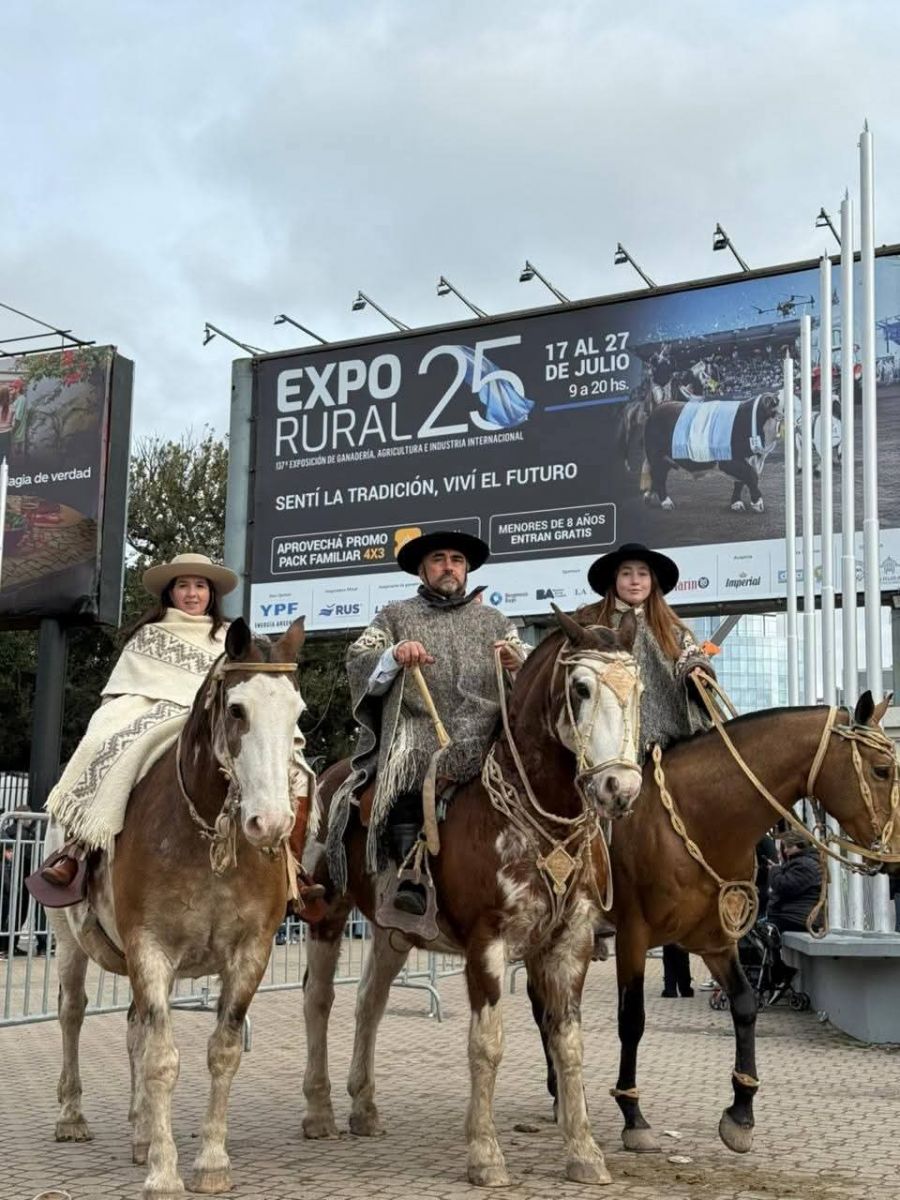  Alejandra Cis, Martina González y Mauricio González de Puerto Deseado fueron los representantes santacruceños que participaron del tradicional desfile.