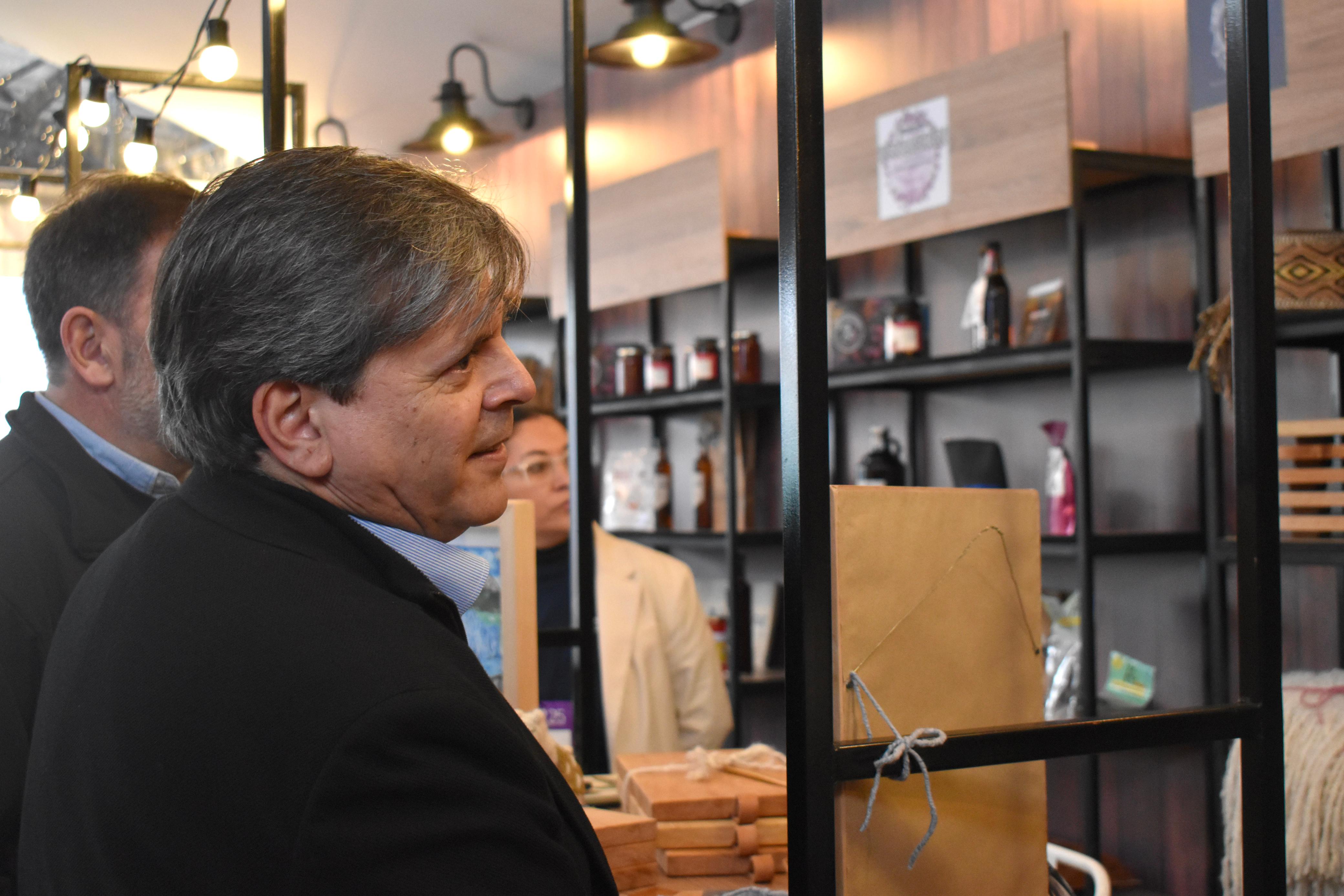  Fabián Leguizamón recorrió las mesas de cada área de Gobierno presente en la Expo Rural de Palermo. FOTO: CAMILA FERRER POSE / LA OPINIÓN AUSTRAL.