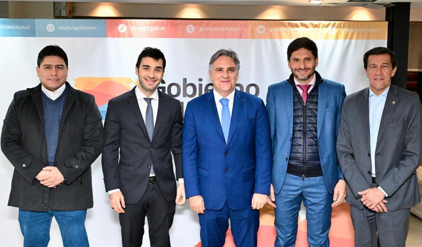  De izquierda a derecha: Claudio Vidal, Santa Cruz; Ignacio Torres, Chubut; Martín Llaryora, Córdoba; Maximiliano Pullaro, Santa Fe; y Carlos Sadir, Jujuy.