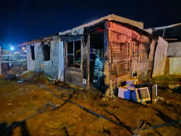 Se incendió una casa prefabricada en el Barrio Bicentenario: perdieron todo Se incendió una casa prefabricada en el Barrio Bicentenario: perdieron todo