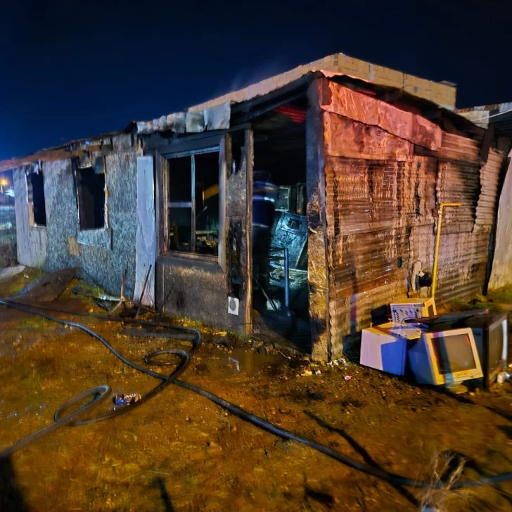 Se incendió una casa prefabricada en el Barrio Bicentenario: perdieron todo Se incendió una casa prefabricada en el Barrio Bicentenario: perdieron todo