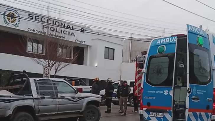 Dos presos en estado crítico tras incendio en comisaría: investigan si iniciaron el fuego en protesta por un celular incautado