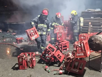 Incendio en un depósito de Río Gallegos por botellas de gaseosas alcanzadas por brasas encendidas Incendio en un depósito de Río Gallegos por botellas de gaseosas alcanzadas por brasas encendidas
