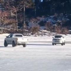 Indignación: Ingresaron con camionetas 4×4 a una laguna congelada para hacer trompos sobre el hielo