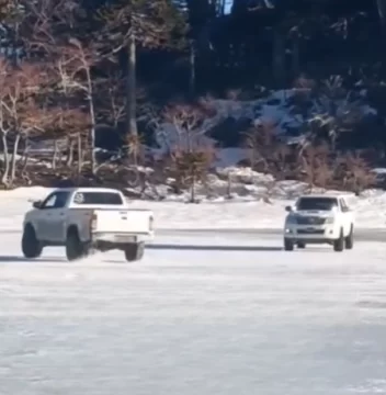 Indignación: Ingresaron con camionetas 4×4 a una laguna congelada para hacer trompos sobre el hielo Indignación: Ingresaron con camionetas 4×4 a una laguna congelada para hacer trompos sobre el hielo