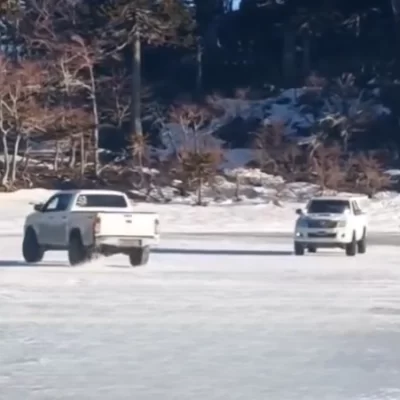 Indignación: Ingresaron con camionetas 4×4 a una laguna congelada para hacer trompos sobre el hielo