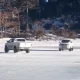 Indignación: Ingresaron con camionetas 4&#215;4 a una laguna congelada para hacer trompos sobre el hielo