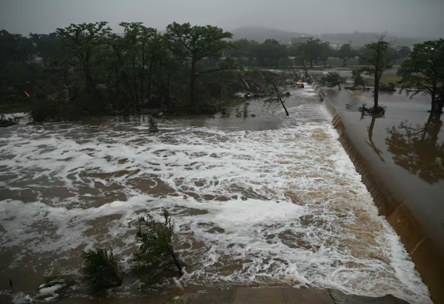  Inundación causada por una crecida repentina en el río Guadalupe en Kerrville.