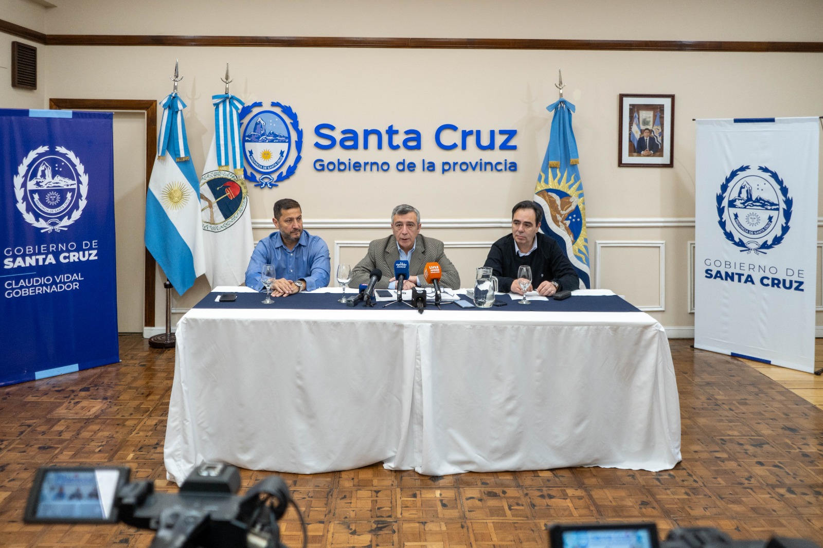  El presidente de Fomicruz, Oscar Vera; el ministro de Energía y Minería, Jaime Álvarez; y el secretario de Fiscalización Ambiental y Energética, Gastón Farías. FOTO: LEANDRO FRANCO / LA OPINIÓN AUSTRAL.