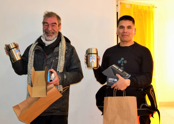  Homenaje con sentido. Ceferino Junco y el capitán Jorge Fenoglio reciben un reconocimiento especial por su reciente rescate de dos personas en la ría local.
