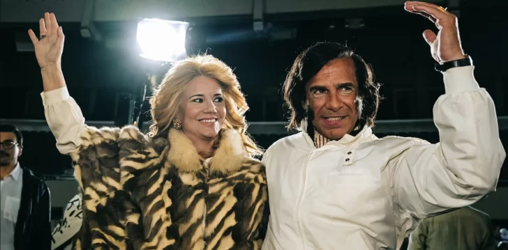  Menem y Zulema celebraron en el balcón. En la serie, el mismo festejo. Crónica, testigo de la realidad.