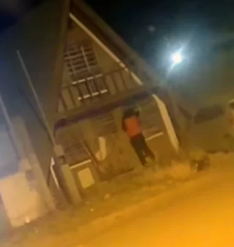 Video. Una persona ingresó y robó en la casa donde fue asesinada Jesica Minaglia en Piedra Buena Video. Una persona ingresó y robó en la casa donde fue asesinada Jesica Minaglia en Piedra Buena
